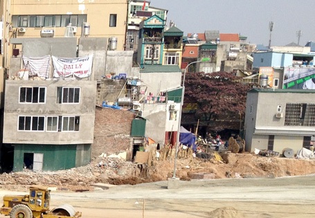 Đường chưa thông nhưng những ngôi nhà có hình thù kì dị đã mọc lên.