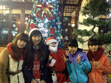 Người Hà Nội đội rét xuống đường đêm Noel - 8 Nhiều bạn trẻ chụp lại bức hình làm kỷ niệm với Ông già Noel bên hồ Hoàn Kiếm