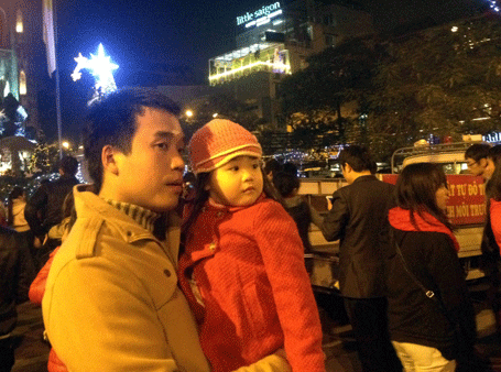 Người Hà Nội đội rét xuống đường đêm Noel - 9 Dù trời lạnh nhưng nhiều gia đình vẫn cho con nhỏ ra Nhà thờ Lớn đón Noel