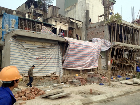 Đoạn đường chỉ dài 500 mét nhưng có tới hàng chục ngôi nhà siêu mỏng, siêu méo mọc lên