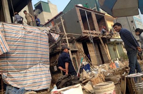 Nhiều ngôi nhà siêu mỏng, siêu méo vẫn đang được xây dựng hai bên tuyến đường “đắt nhất hành tinh”.