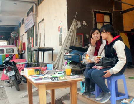 Sáng sớm, cửa hàng vẫn bày biện bàn ghế đón tiếp thượng đế