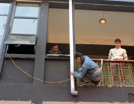 Khu nhà xưởng xuống cấp này vẫn đang được công nhân sửa chữa