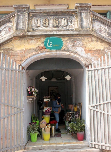 Sáng sớm, cửa hàng vẫn bày biện bàn ghế đón tiếp thượng đế