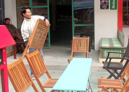 Sáng sớm, cửa hàng vẫn bày biện bàn ghế đón tiếp thượng đế