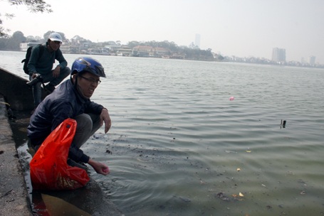 Nước đen đặc vì rác quá nhiều