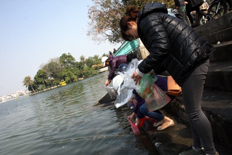 Sau lễ tiễn ông Công, ông Táo về trời, sông hồ Hà Nội lại tràn ngập rác