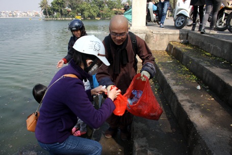 Nhà sư đi gom rác giúp dân