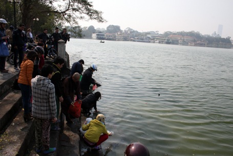 Người Hà Nội xếp hàng xả rác ra hồ Tây