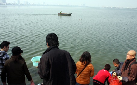 Nhân viên vệ sinh môi trường cũng có một ngày làm việc cật lực để dọn dẹp núi rác