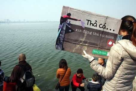 Nhà sư đi gom rác giúp dân