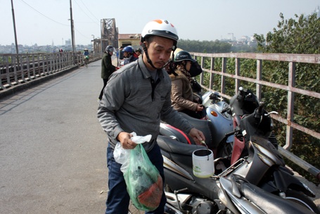 Người dân ra xả rác xuống sông Hồng