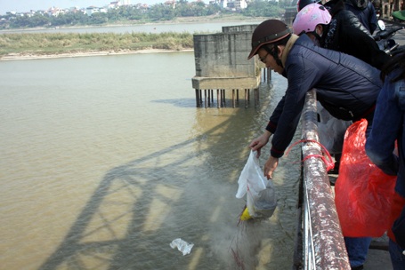 Tro bụi được xả xuống sông Hồng