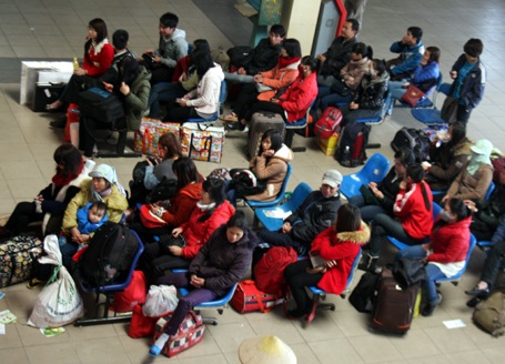 Hành khách tại các bến Giáp Bát, Mỹ Đình, Gia Lâm cũng tăng đột biến