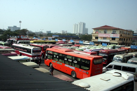 Ô tô nối đôi nhau đợi đưa khách rời bến.