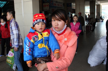 Vật vờ ngồi hàng tiếng ở bến xe, nhiều em nhỏ cảm thấy mệt mỏi, xuống sức