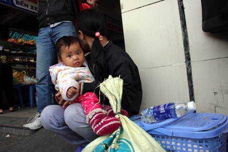 Vật vờ ngồi hàng tiếng ở bến xe, nhiều em nhỏ cảm thấy mệt mỏi, xuống sức