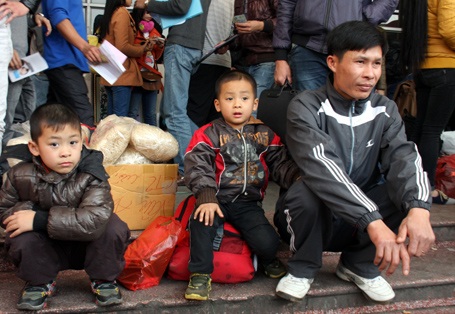 Nhiều gia đình ra bến từ sáng sớm để bắt xe về quê