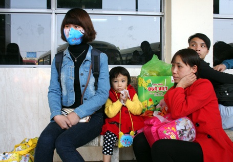 Đứng mỏi chân không bắt được xe nên các em nhỏ phải tìm chỗ ngồi trong nỗi thấp thỏm