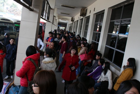 Bến xe Mỹ Đình luôn kín người