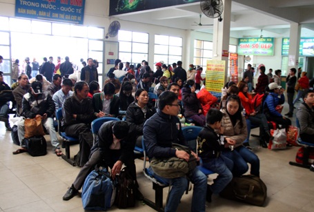 Ngồi hàng giờ tại bến không bắt được xe về quê, nhiều người tỏ rõ sự mệt mỏi trên khuôn mặt