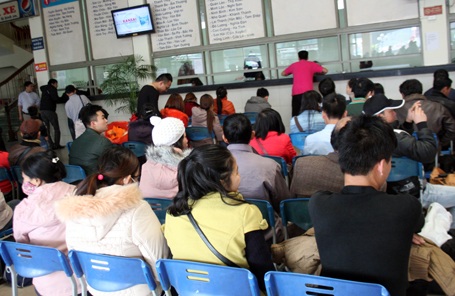 Ngồi hàng giờ tại bến không bắt được xe về quê, nhiều người tỏ rõ sự mệt mỏi trên khuôn mặt