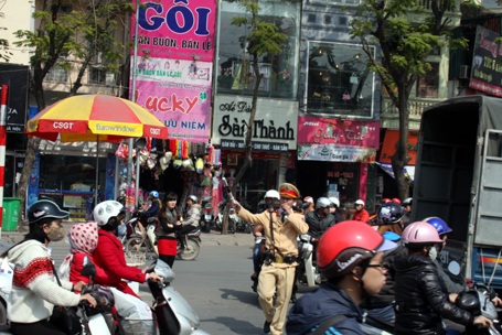 Lực lượng công an căng sức giải cứu các tuyến đường bị ùn tắc