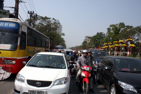 Ô tô xếp hàng ba, hàng tư trên đường