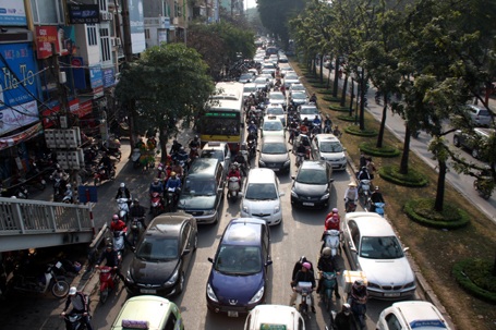 Ô tô nối đuôi nhau trên đường Giảng Võ