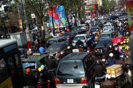 Nhiều người phải vượt lên vỉa hè, dải phân cách để thoát thân