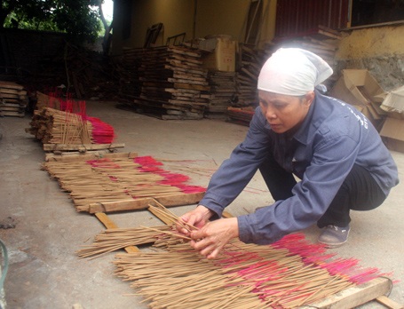 Mỗi que hương được công nhân chăm sóc kỹ càng trước khi đến tay người tiêu dùng