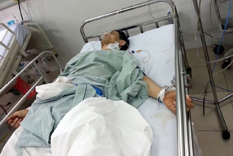 Hà Nội: Cảnh sát cơ động bắn trọng thương kẻ dùng súng uy hiếp - 1 Đối tượng Nguyễn Đình Cường đang được điều trị tại bệnh viện Xanh Pôn