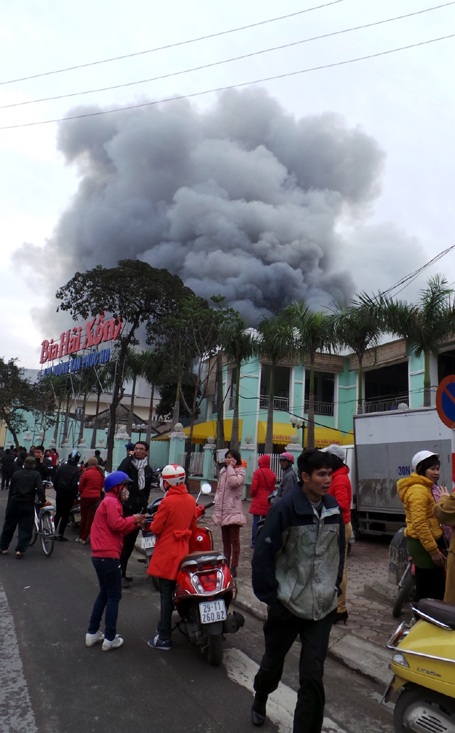 Đứng cách xa gần 10km có thể nhìn thấy đám cháy