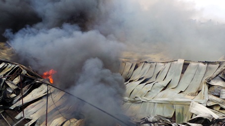 Ngọn lửa bùng cháy khoảng hơn 11h nhưng nhanh chóng lan rộng kho hàng rộng 1000m2