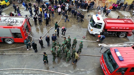 Hàng trăm chiến sĩ cảnh sát chữa cháy và bộ độ được huy động đến hiện trường làm nhiệm vụ