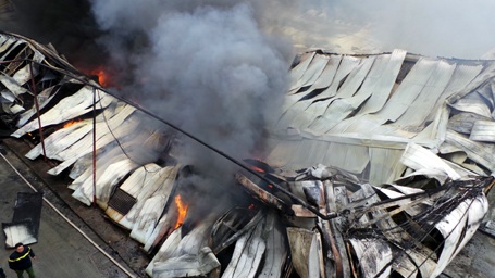 Vật liệu nhà xưởng và hàng hóa đều là đồ dễ cháy nên ngọn lửa rất khó khống chế