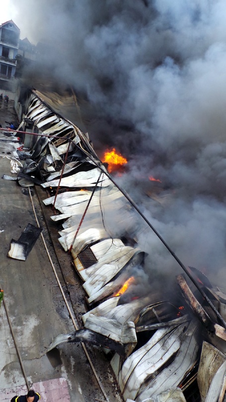 Vật liệu nhà xưởng và hàng hóa đều là đồ dễ cháy nên ngọn lửa rất khó khống chế