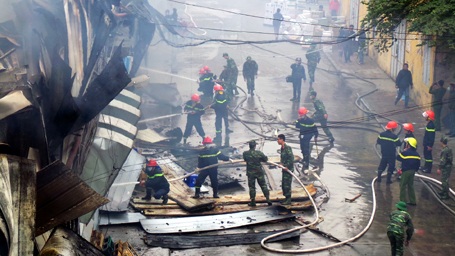 Cảnh sát phòng cháy chữa cháy và bộ đội vật lộn với đám cháy