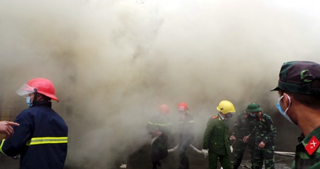 Cảnh sát phòng cháy chữa cháy và bộ đội vật lộn với đám cháy