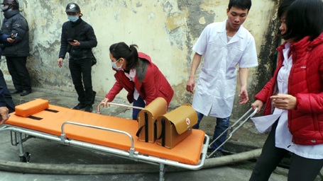 Nhân viên y tế nhanh chóng có mặt tại hiện trường ứng trực để cứu thương người gặp nạn