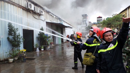 Cảnh sát phòng cháy chữa cháy và bộ đội vật lộn với đám cháy