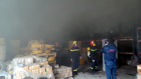 Trong kho hàng bị cháy có rất nhiều loại như sữa, nước uống và máy móc...