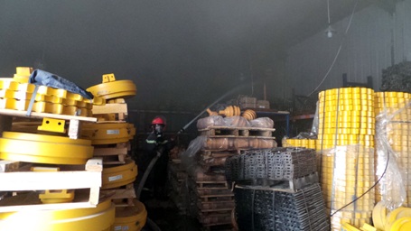 Lính cứu hỏa tiếp cận kho hàng