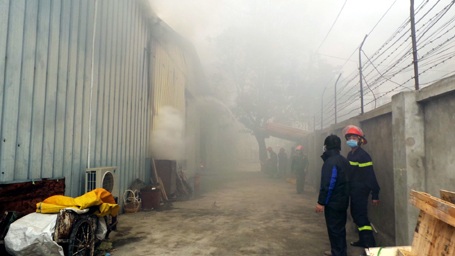 Trong kho hàng bị cháy có rất nhiều loại như sữa, nước uống và máy móc...