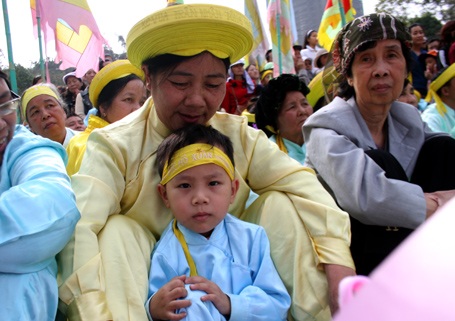 Các em nhỏ được gia đình đưa đến xem hội