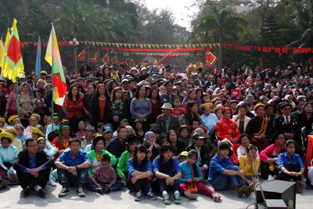 Hàng vạn người dân khắp mọi miền Tổ quốc đến khai hội