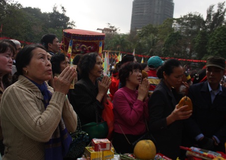 Người dân thành kính dưới chân tượng đài vua Quang Trung - Nguyễn Huệ