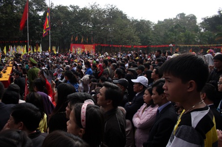 Mọi lối đi ở gò Đống Đa đều chật kín người