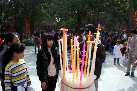 Binh khí đánh giặc được tái hiện lại bằng bỏng gạo