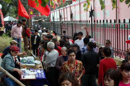 Mọi lối đi ở gò Đống Đa đều chật kín người